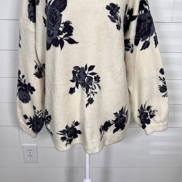 Chelsea & Theodore Off White & Navy Floral Relaxed Fit Sweater Size M - Picture 3 of 13